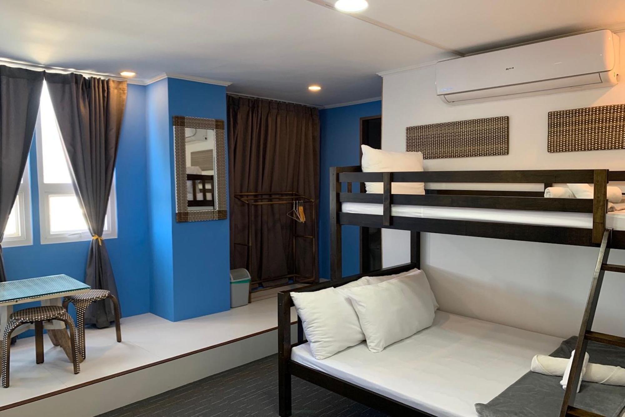 Attic Capsule Hotel Marigondon  Eksteriør billede