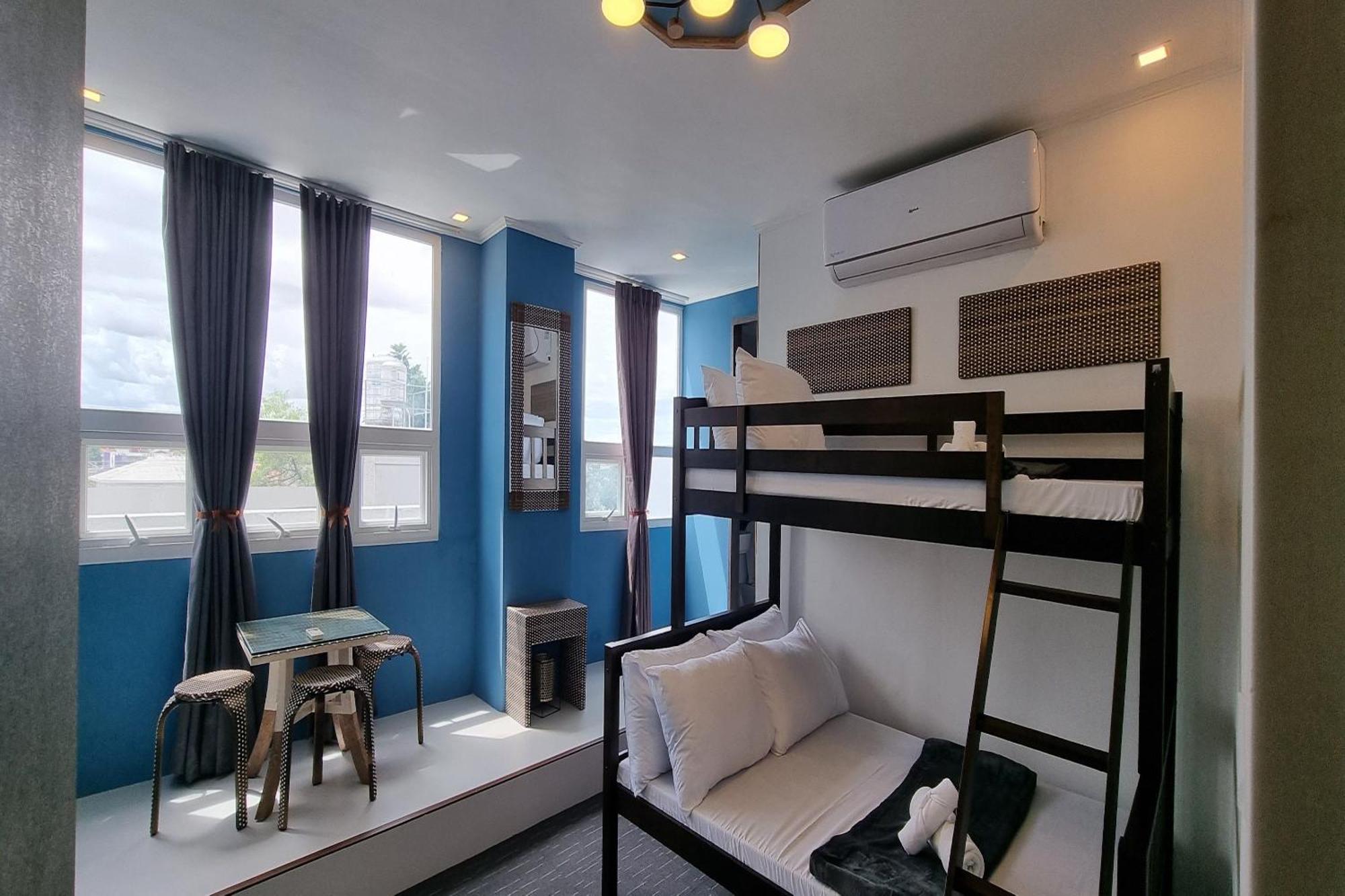 Attic Capsule Hotel Marigondon  Eksteriør billede