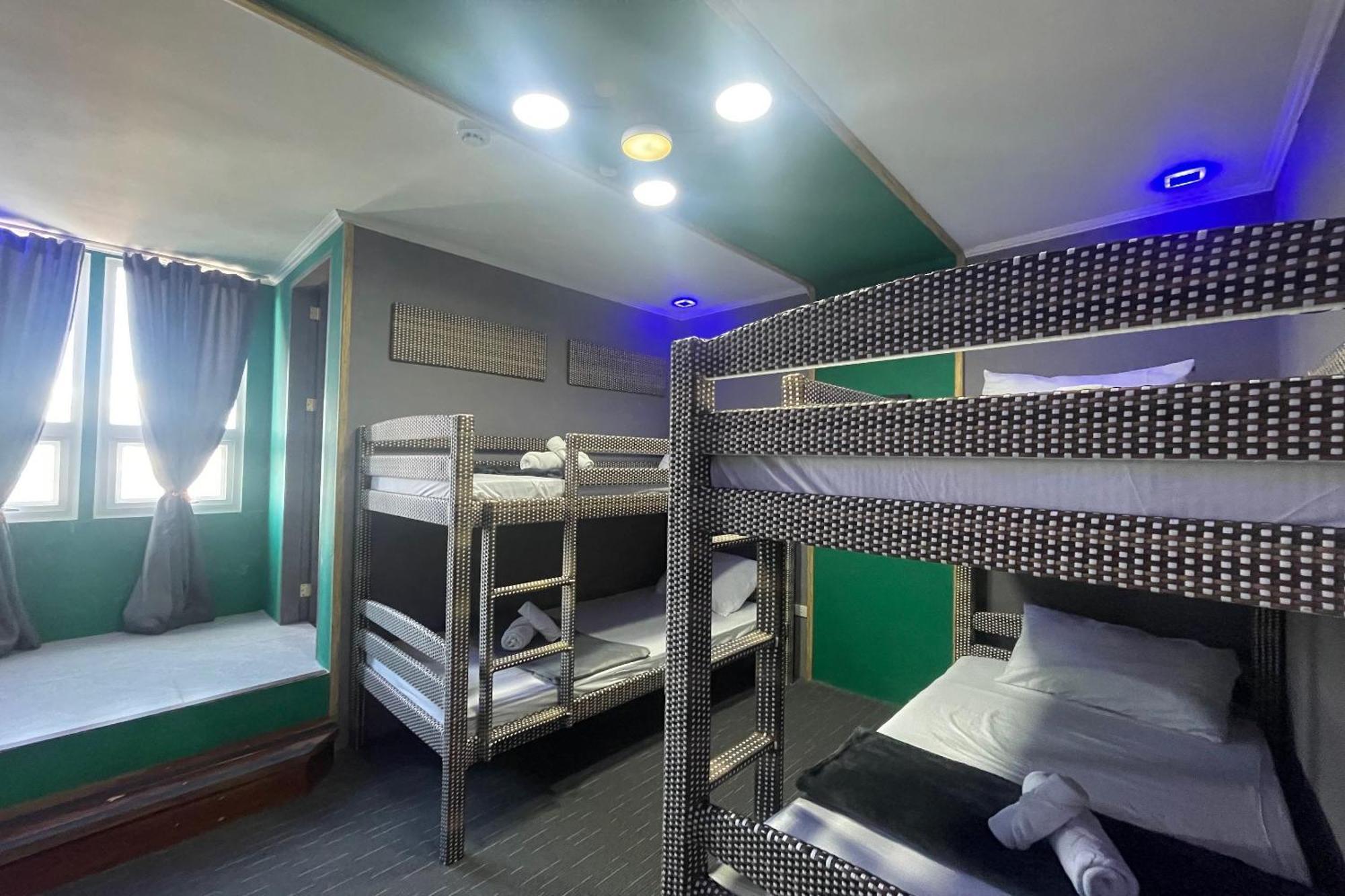 Attic Capsule Hotel Marigondon  Eksteriør billede