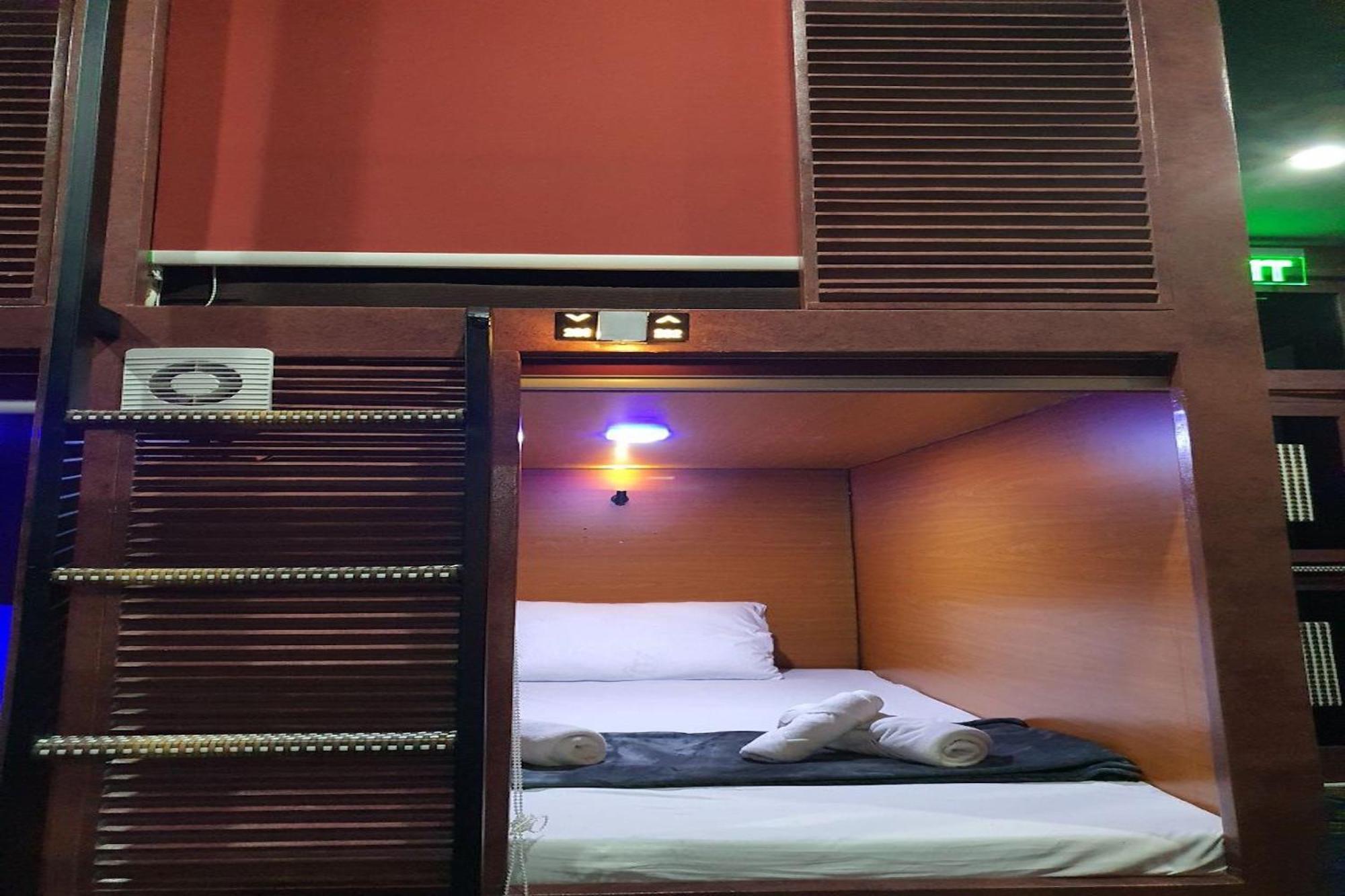 Attic Capsule Hotel Marigondon  Eksteriør billede