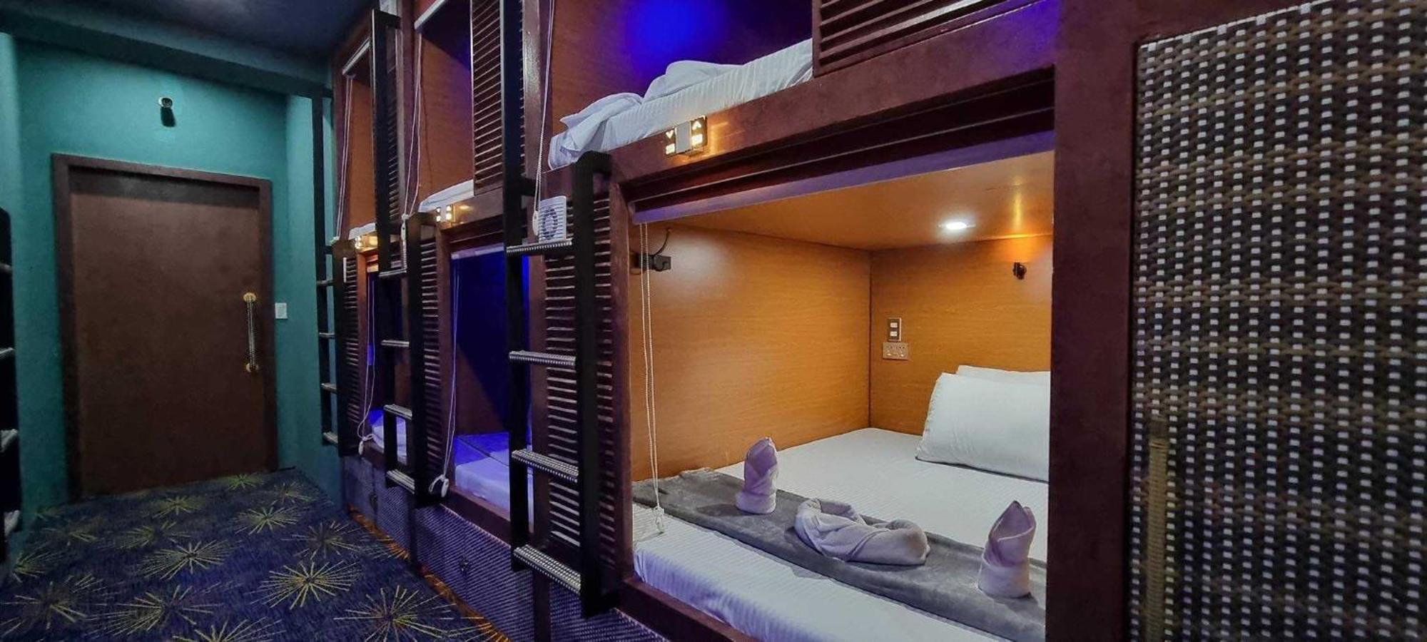 Attic Capsule Hotel Marigondon  Eksteriør billede