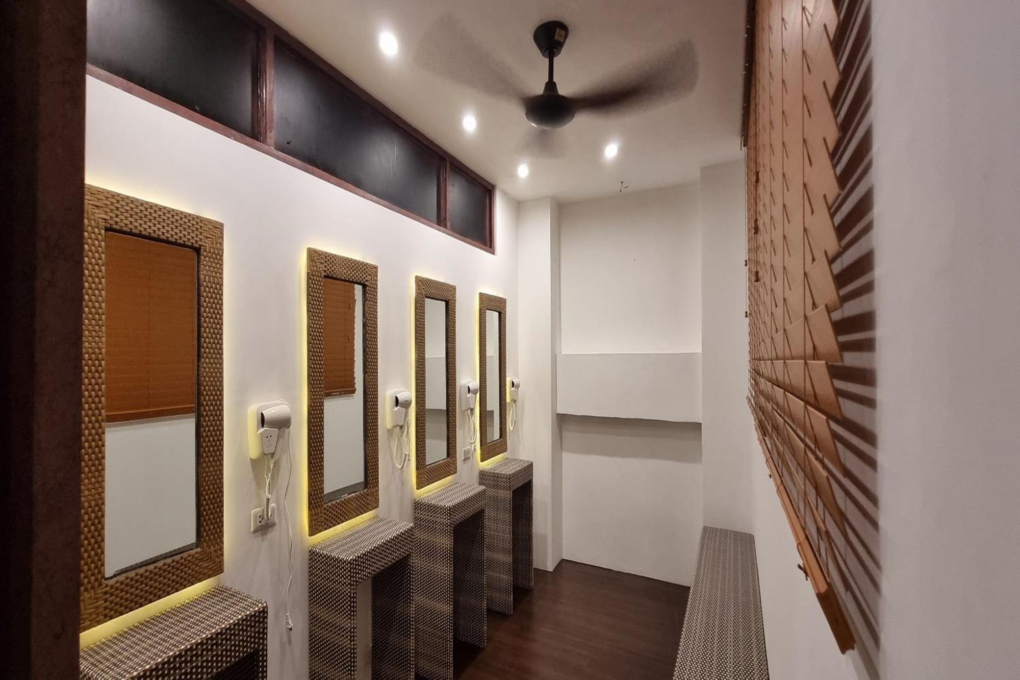 Attic Capsule Hotel Marigondon  Eksteriør billede