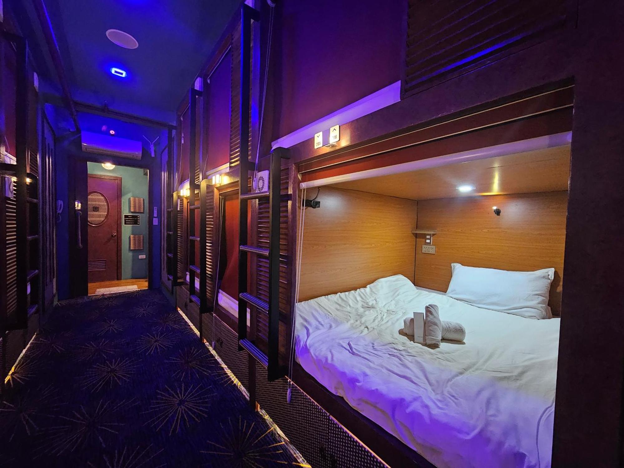 Attic Capsule Hotel Marigondon  Eksteriør billede
