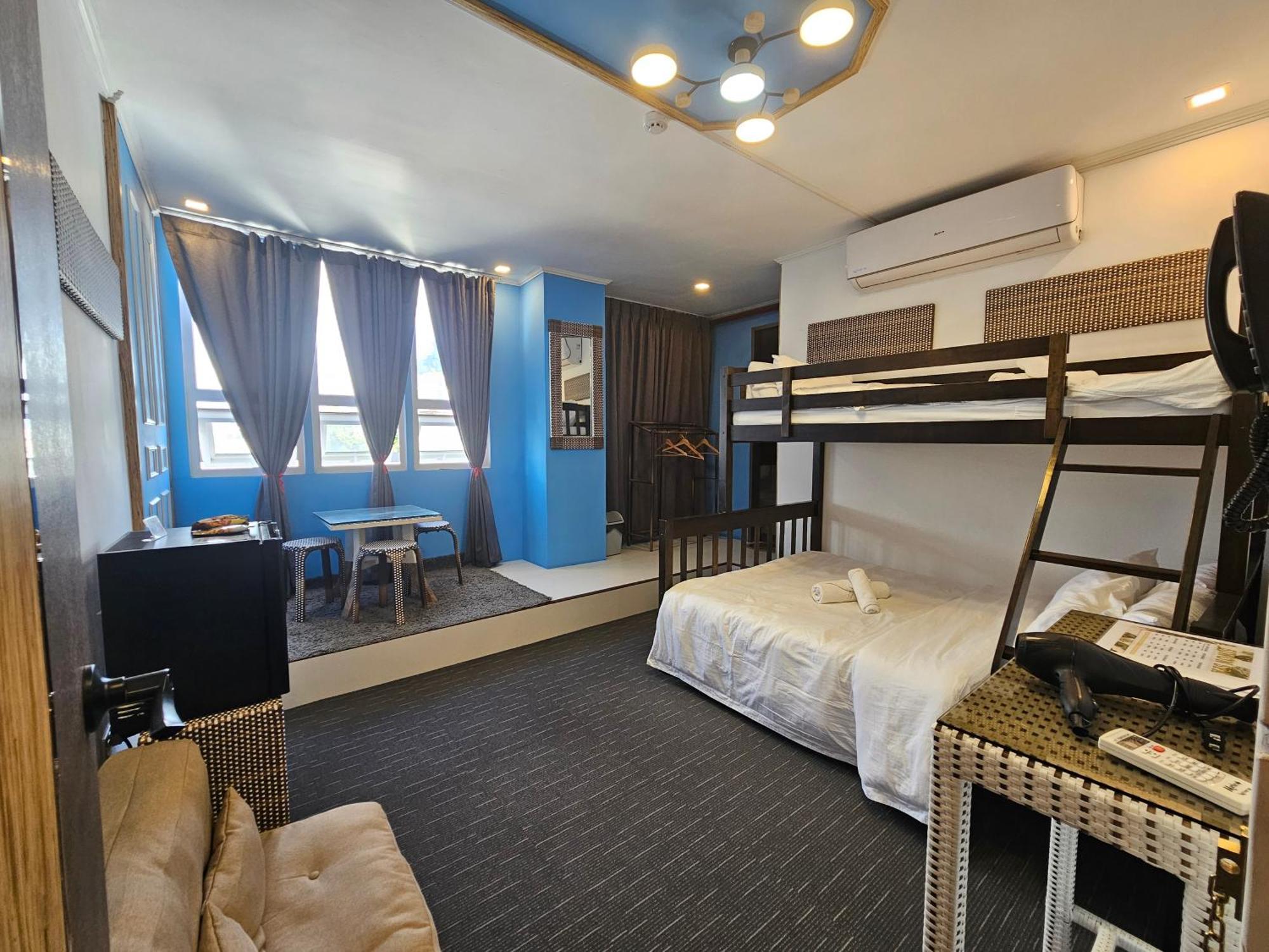 Attic Capsule Hotel Marigondon  Eksteriør billede